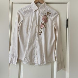 Banana Republic vintage women’s blouse.  Embroidery. Raw edges. Used. Size S
